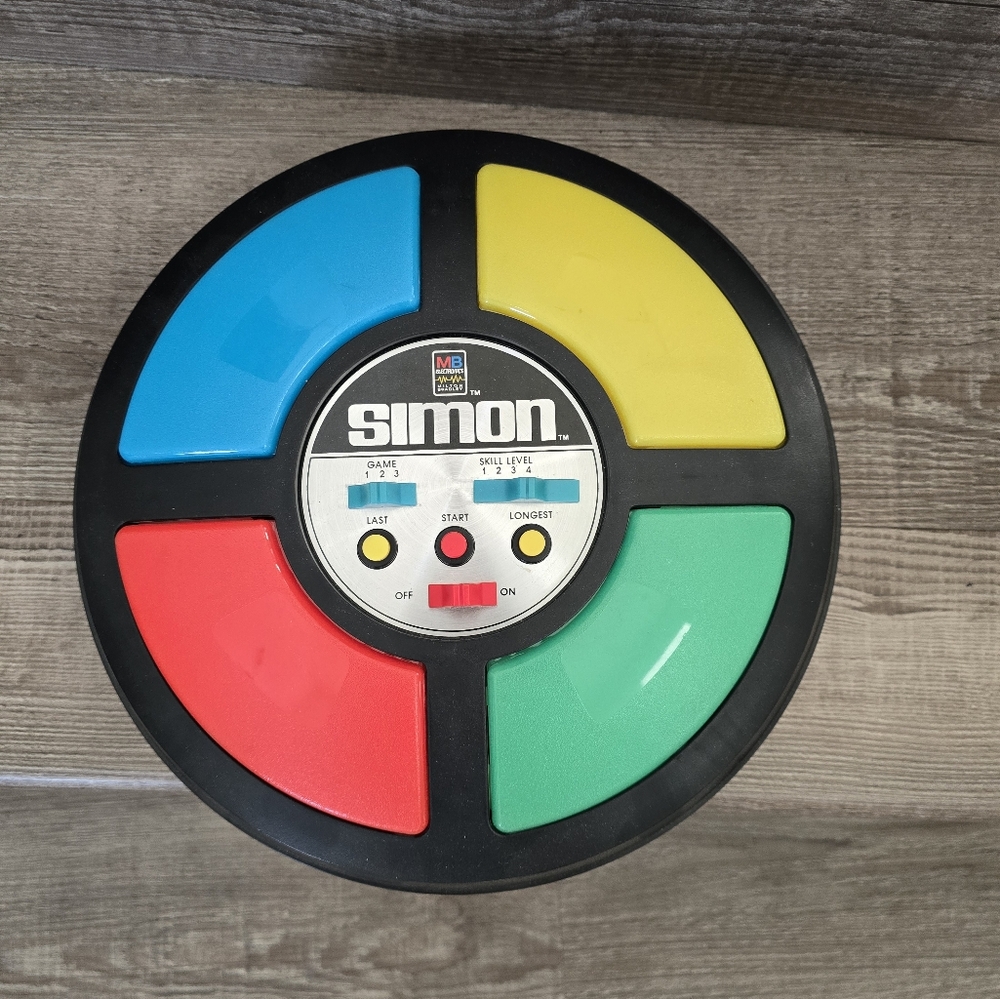 Vintage 1970's Simon electronic copy cat game. In excellent working condition.